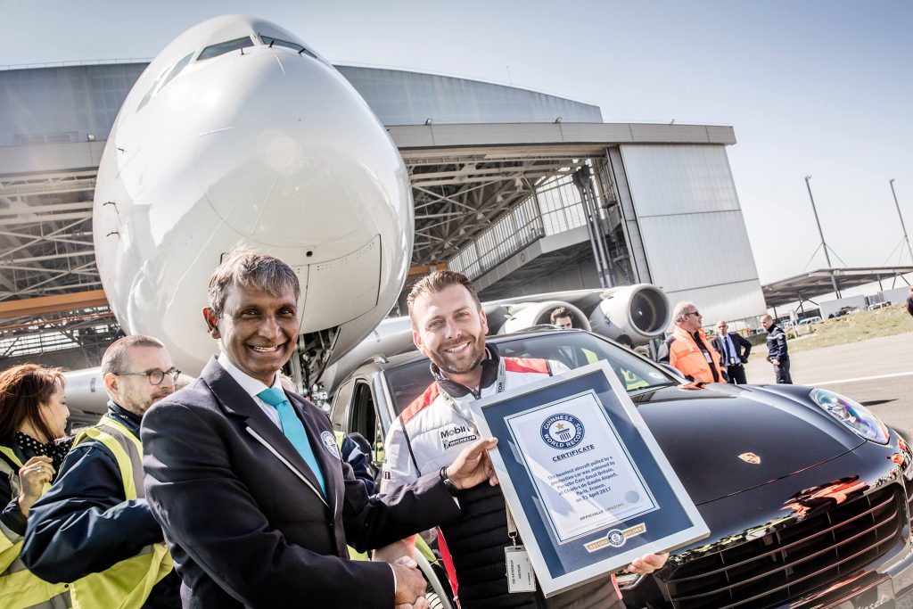 Porsche Cayenne tows Airbus A380