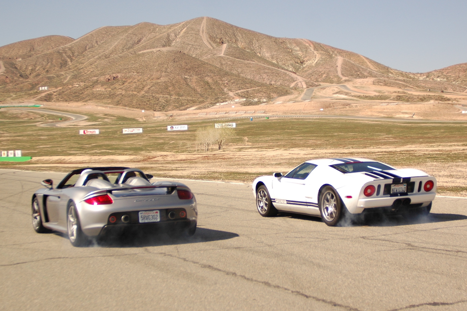 Ford GT vs Porsche Carrera GT